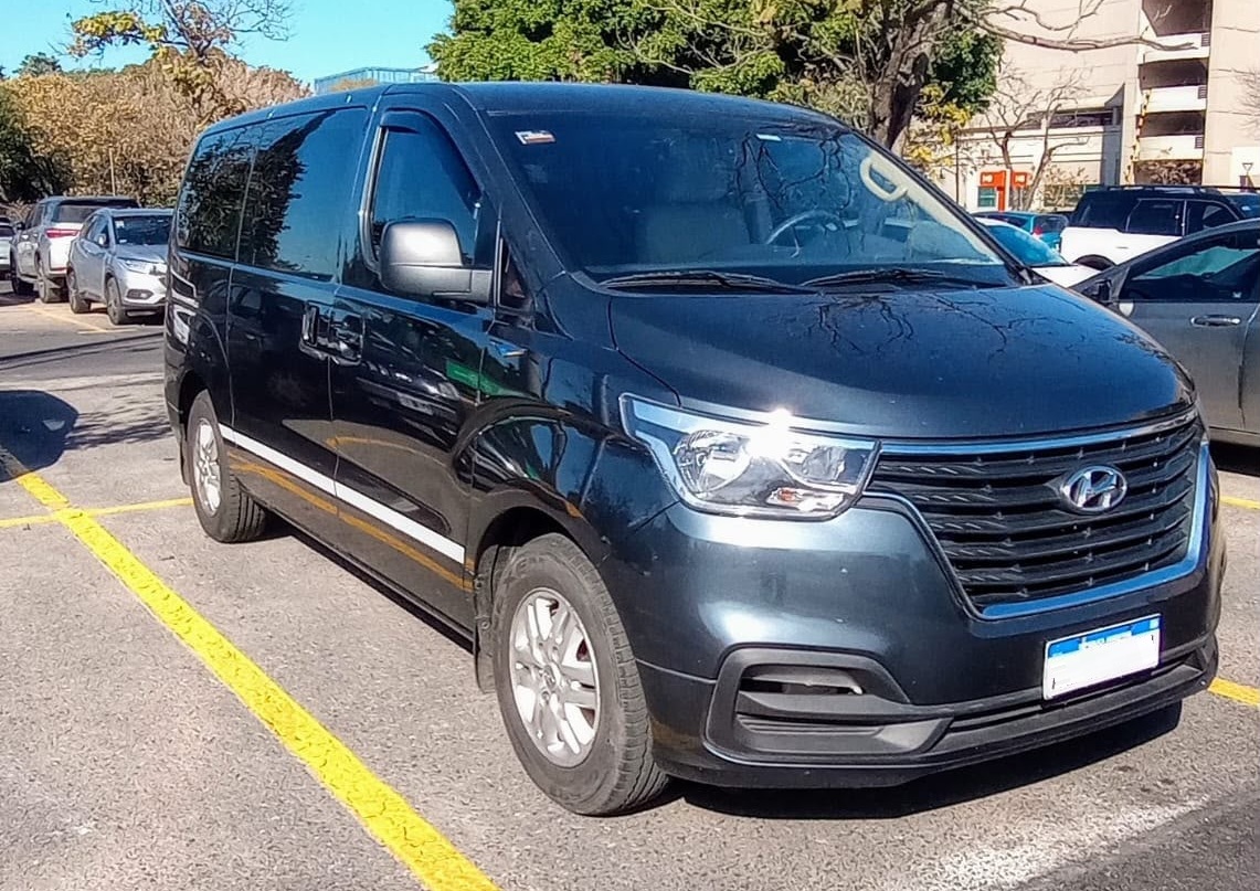Hyundai H1 preta vista frontal lateral